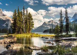 Park Narodowy Jasper, Jezioro Maligne, Wyspa Ducha, Chmury, Drzewa, Kamienie, Góry, Alberta, Kanada