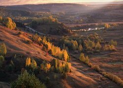 Jesień, Góry, Wzgórza, Drzewa, Rzeka Syłwa, Wieś Posad, Kraj Permski, Rosja