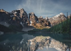 Jezioro, Moraine Lake, Lasy, Drzewa, Góry, Park Narodowy Banff, Prowincja Alberta, Kanada