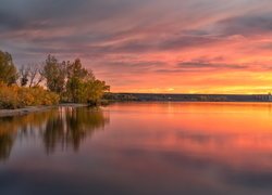 Wschód słońca, Kolorowe, Niebo, Drzewa, Jezioro, Lake Chatfield, Kolorado, Stany Zjednoczone