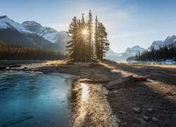 Park Narodowy Jasper, Góry, Jezioro Maligne, Drzewa, Promienie słońca, Alberta, Kanada