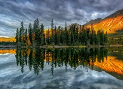Kanada, Park Narodowy Jasper, Góry, Jezioro Pyramid Lake, Chmury, Drzewa