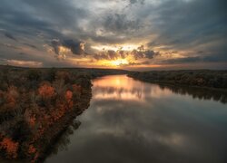 Drzewa nad rzeką Don o zachodzie słońca w Rosji