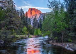 Park Narodowy Yosemite, Rzeka, Merced River, Góry, Góra Half Dome, Drzewa, Kalifornia, Stany Zjednoczone