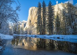 Zima, Góry, Formacja skalna, El Capitan, Rzeka, Merced River, Drzewa, Śnieg, Park Narodowy Yosemite, Kalifornia, Stany Zjednoczone