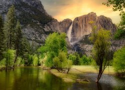 Stany Zjednoczone, Stan Kalifornia, Park Narodowy Yosemite, Góry, Wodospad Upper Falls, Rzeka, Drzewa