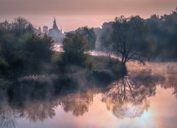 Rzeka Kamienka, Drzewa, Mgła, Cerkiew, Suzdal, Obwód włodzimierski, Rosja
