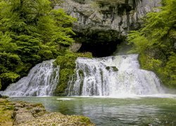 Drzewa obok jaskini nad wodospadem