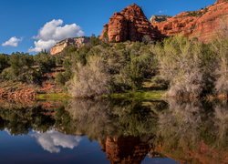 Czerwone, Skały, Krzewy, Drzewa, Jezioro, Sedona, Arizona, Stany Zjednoczone