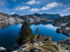 Jezioro, Estany de I llla, Góry, Pireneje Wschodnie, Skały, Drzewo, Encamp, Andora