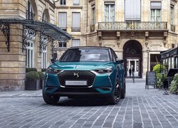 DS 3 Crossback przed kamienicą