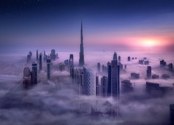 Dubaj ze słynnym wieżowcem Burdż Chalifa we mgle