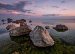 Duże kamienie na brzegu morza