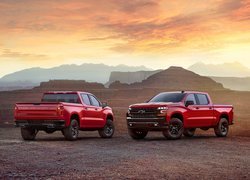 Dwa Chevrolety Silverado LT