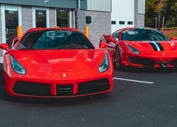 Dwa Ferrari F430