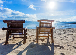 Dwa krzesła na plaży