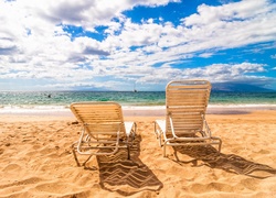 Dwa leżaki na morskiej plaży