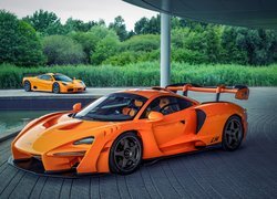 Dwa pomarańczowe McLareny Senna LM