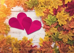 Dwa serca wśród jesiennych liści