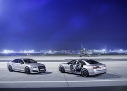 Dwa srebrne Audi S8 na lotnisku