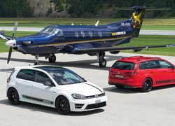 Dwa Volkswageny Golfy R360S obok samolotu Pilatus PC-12