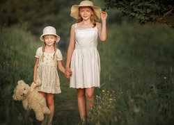 Dwie dziewczynki w kapeluszach
