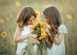Dwie dziewczynki z słonecznikami