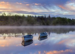 Szkocja, Hrabstwo Perthshire, Jezioro Loch Rusky, Dwie, Łódki, Las, Drzewa, Mgła, Wschód słońca