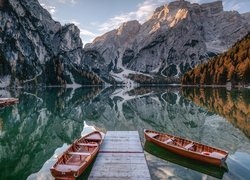 Dwie łódki na jeziorze Pragser Wildsee przy pomoście