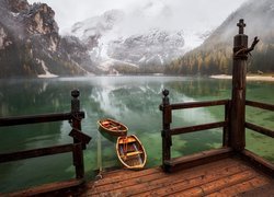 Włochy, Jezioro Pragser Wildsee, Lago di Braies, Góry, Dolomity, Pomost, Łódki, Mgła