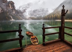 Dwie łódki przy pomoście na jeziorze Lago di Braies