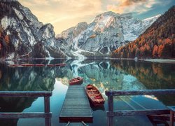 Włochy, Jezioro, Pragser Wildsee, Lago di Braies, Góry, Dolomity, Pomost, Łódki, Drzewa