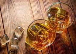 Dwie szklanki whisky z lodem