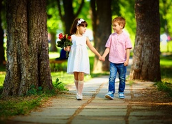Dzieci na letnim spacerze po parku