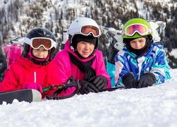 Dzieci w strojach narciarskich na śniegu