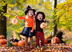 Dzieci z dyniami w lesie świętują Halloween