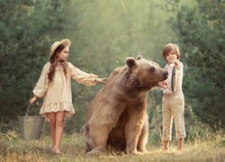 Dzieci z niedźwiedziem