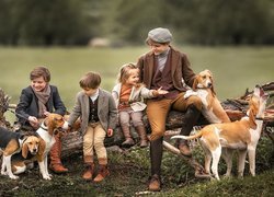Dzieci z psami rasy beagle