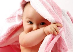Dziecko przykryte ręcznikiem
