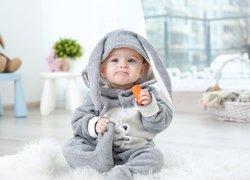 Dziecko w ubranku króliczka z marchewką