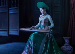 Dziewczyna grająca na chińskim instrumencie guzheng