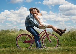 Dziewczyna i chłopak na rowerze