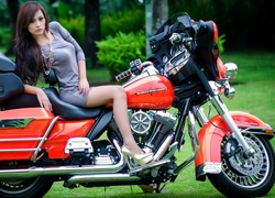 Dziewczyna i Harley-Davidson