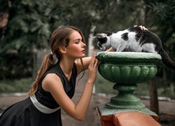 Dziewczyna i kot w parku