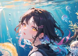 Dziewczyna i meduzy w morzu