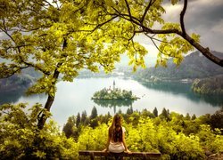 Dziewczyna, Słowenia, Jezioro Bled, Wyspa Blejski Otok, Kościół Zwiastowania Marii Panny, Drzewa, Gałęzie