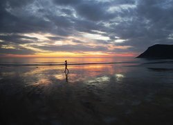 Dziewczyna na plaży w Flakstad