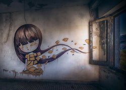 Dziewczyna namalowana na ścianie zaniedbanego pokoju