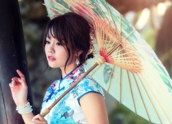 Dziewczyna o azjatyckich rysach z parasolką