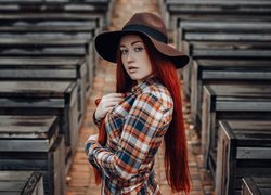 Dziewczyna o rudych włosach w kapeluszu